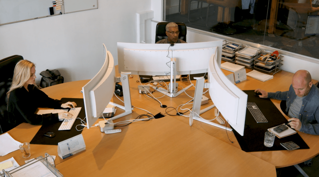 Sfeerimpressie kantoor HMB Uitzendorganisatie met personeel aan het werk achter hun bureau